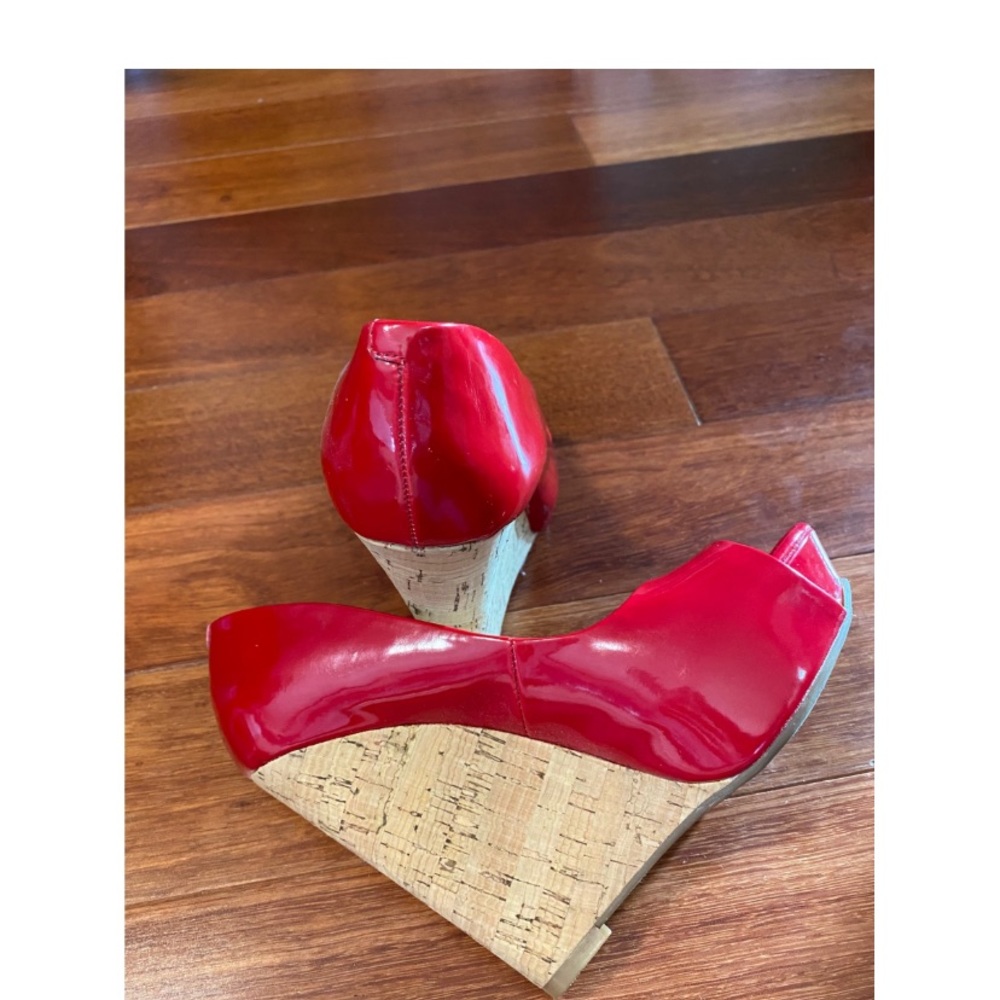 Size 4, red Jessica Simpson.  In good conditions.
